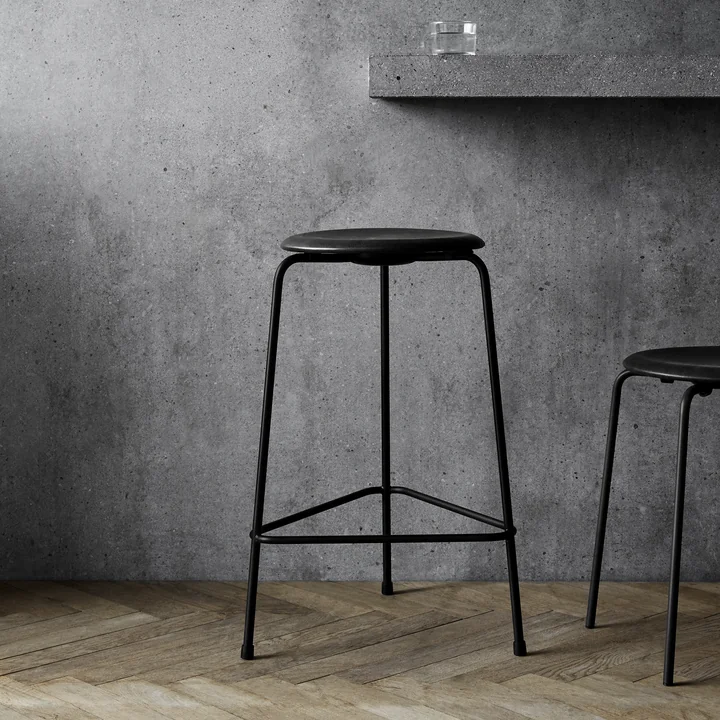 Dot Bar stool from Fritz Hansen - H 65 cm, leather black / base black