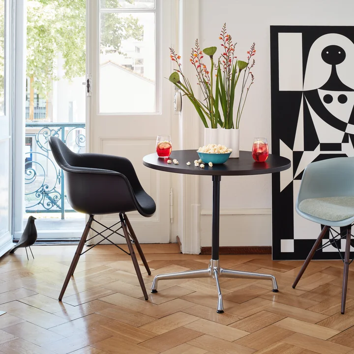Vitra Bistro table with DAW chairs in the living room
