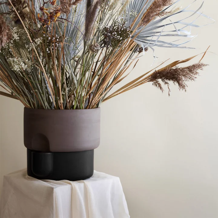 Oasis Plant pot from Northern , Ø 27,5 cm in black with dried flowers