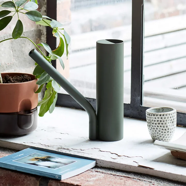 Grave watering can of Northern in dark green on the windowsill