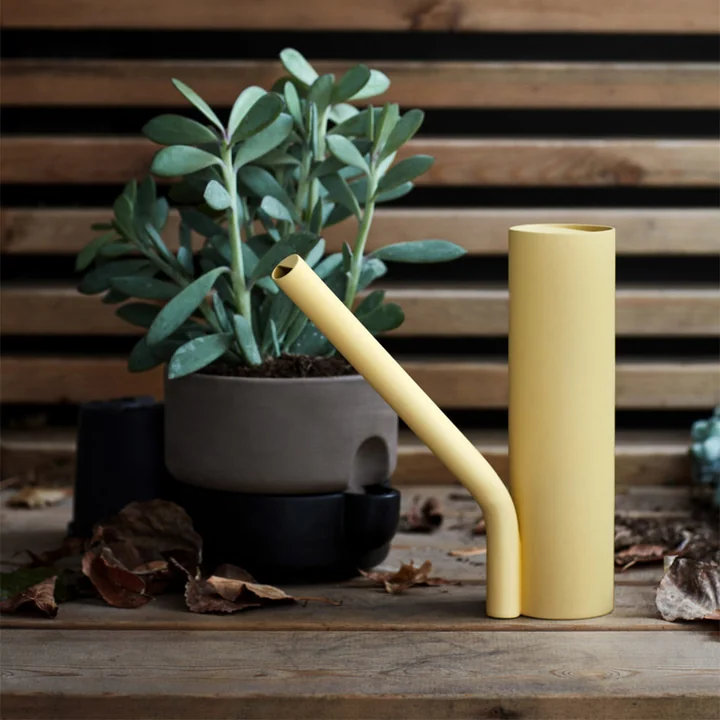 Grave watering can from Northern in light yellow in the garden