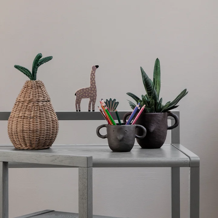 Mus flowerpot reddish brown from Ferm Living on the side table