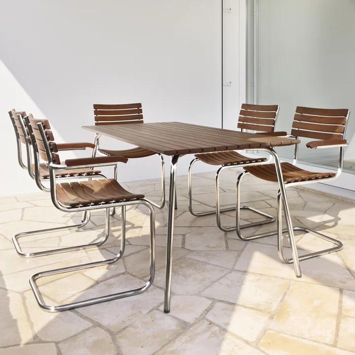 S 1040 garden table and S 40 outdoor chairs from Thonet on the terrace
