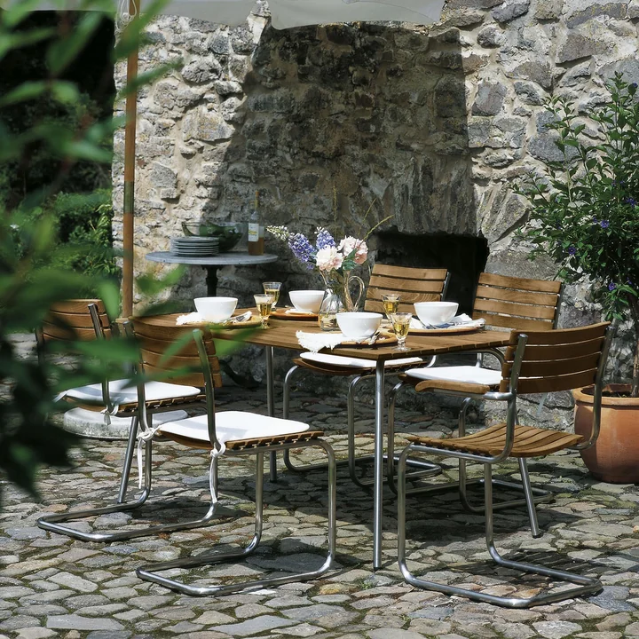 S 1040 garden table and S 40 outdoor chairs from Thonet on the terrace in the garden