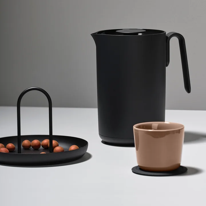 Singles thermos flask in black and the thermo mugs from Zone Denmark