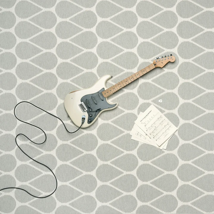 Otis reversible carpet (70 cm) from Pappelina with guitar