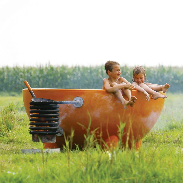 Dutchtub Original by Weltevree on the meadow in the open air