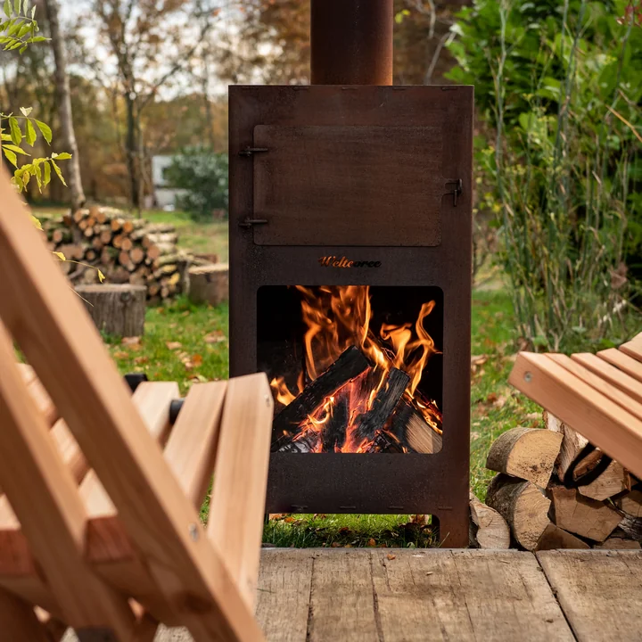 Outdoor steel stove from Weltevree in the garden 