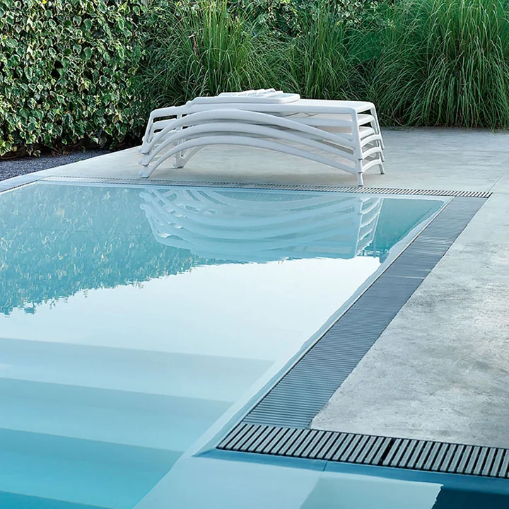 Atlantico Outdoor Lounger of Nardi several stacked at the pool