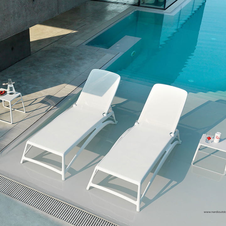 Atlantico Outdoor Lounger from Nardi in combination at the pool