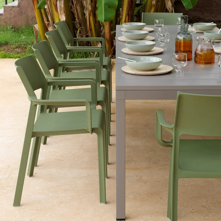 Rio pull-out table by Nardi with chairs on the terrace