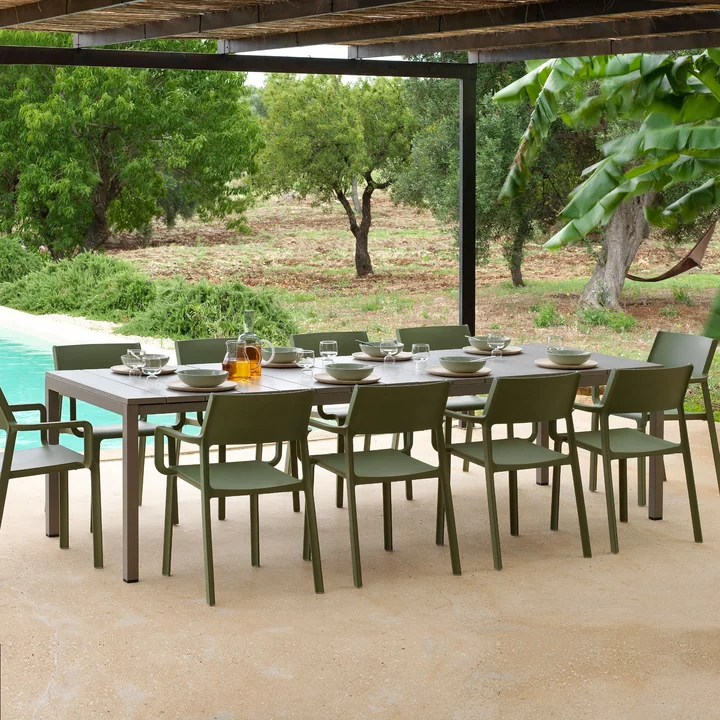 Rio extension table from Nardi with chairs