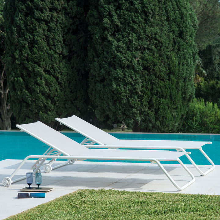 Snooze sunbed in white by Emu at the pool