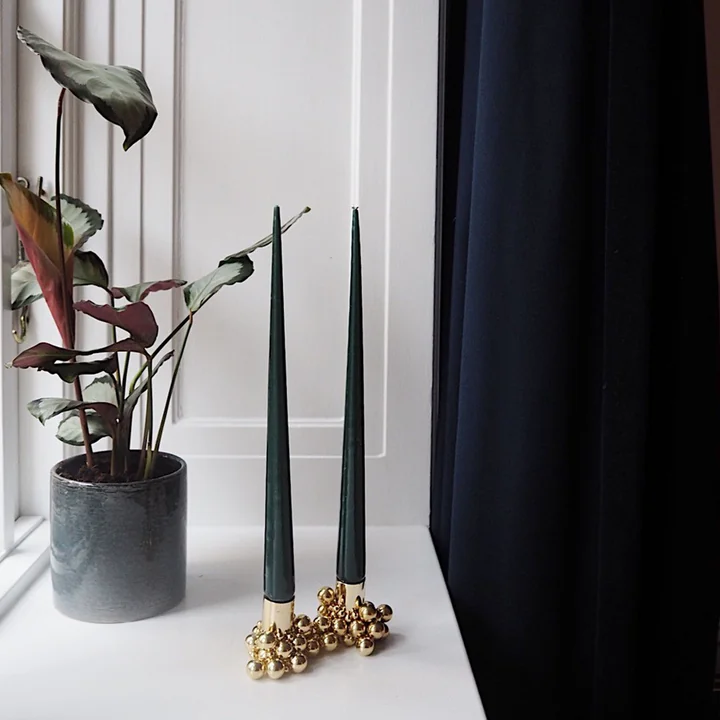 Molekyl candle holder 1 in brass from Gejst on the windowsill