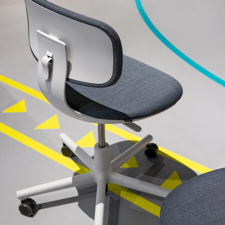Rookie Office chair from Vitra in soft grey / Volo 15 medium grey