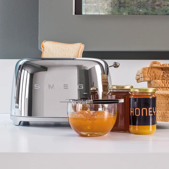 2-slice toaster TSF01 in chrome from Smeg in the kitchen