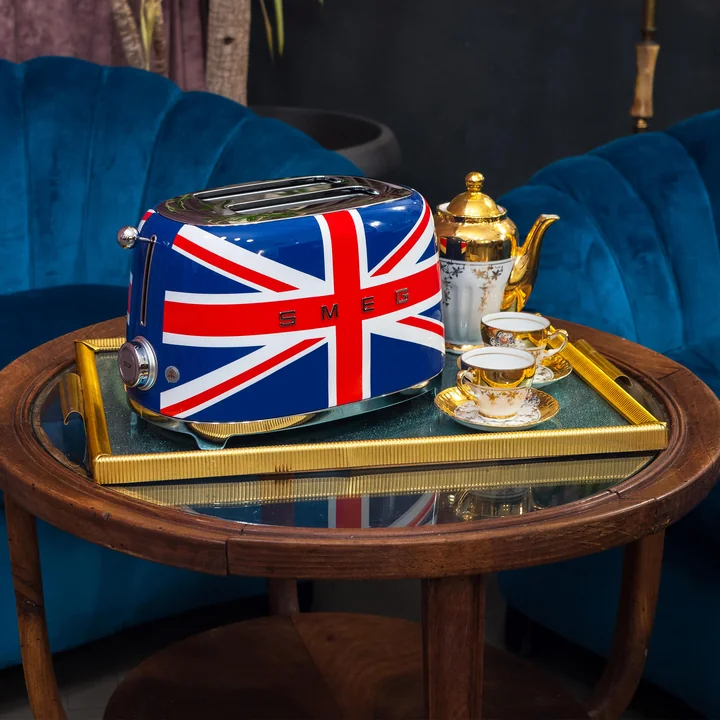 2-slice toaster TSF01 in union jack from Smeg on the table