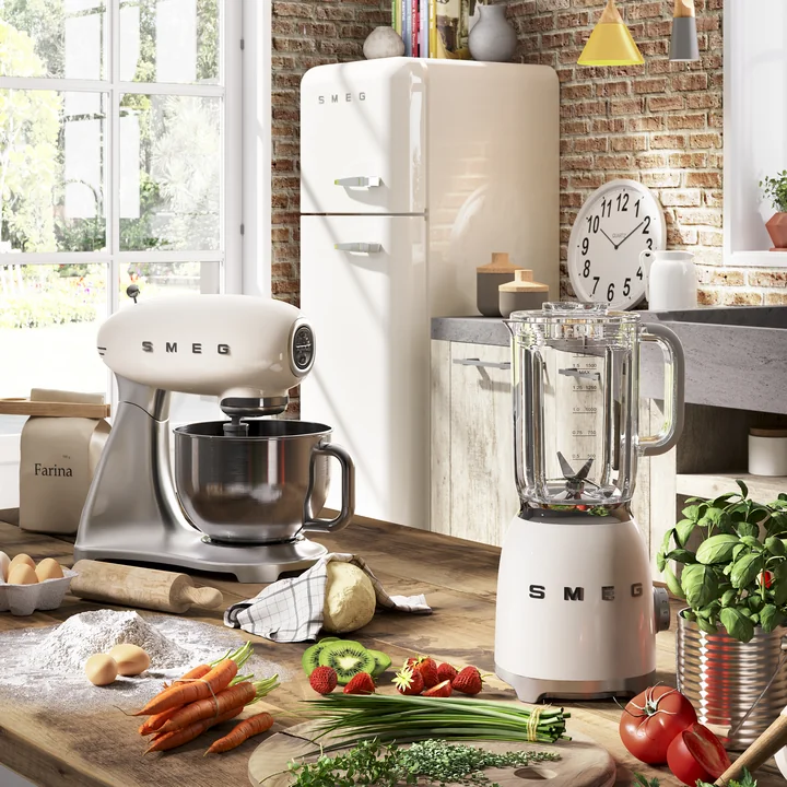 Food processor SMF02 and blender 1,5 l (BLF01) in Smeg cream in the kitchen