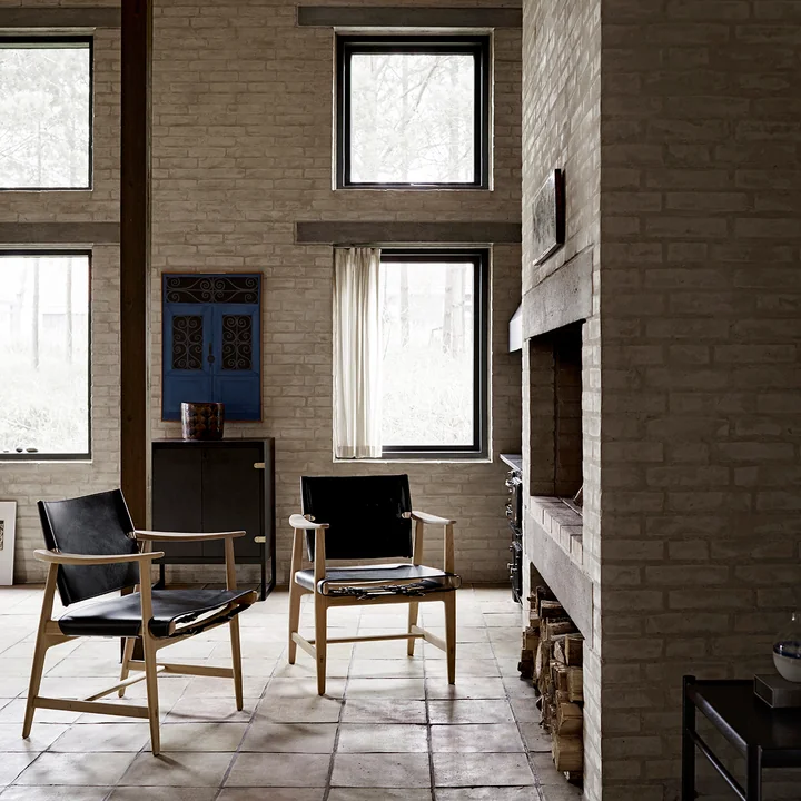 BM1160 Huntsman Chair by Carl Hansen in front of the fireplace