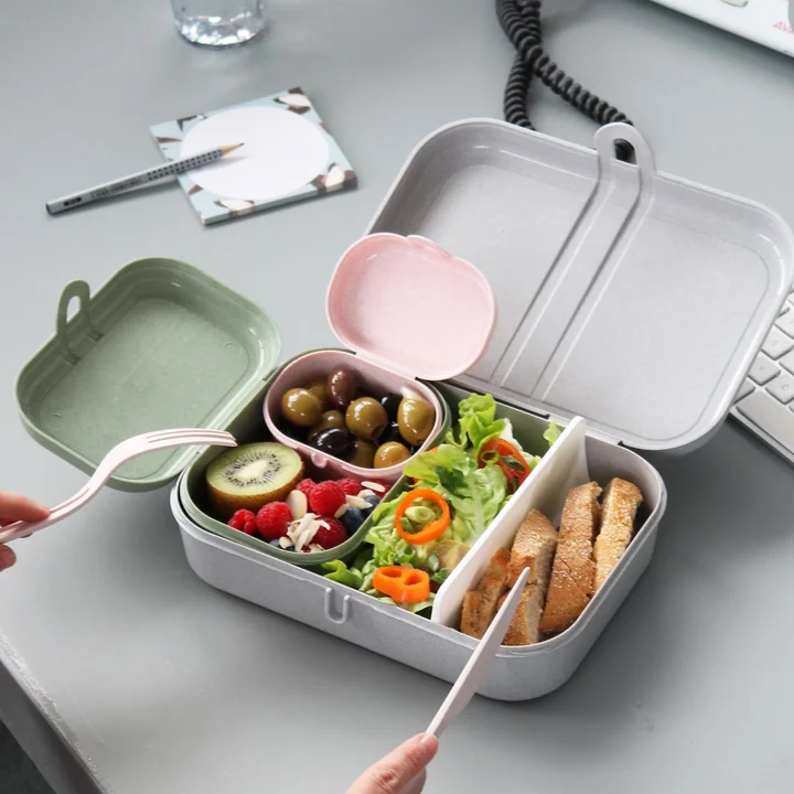 Pascal Lunchbox from Koziol with bread, fruit and vegetables