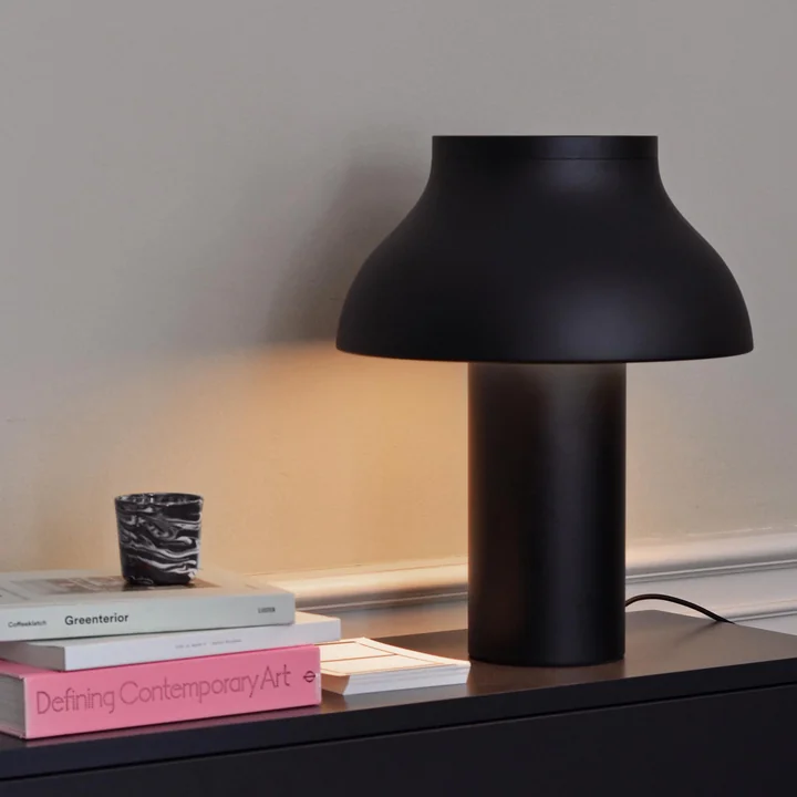 Marbled Cup, Ø 8 x H 7,5 cm in black and PC Table Lamp by HAY