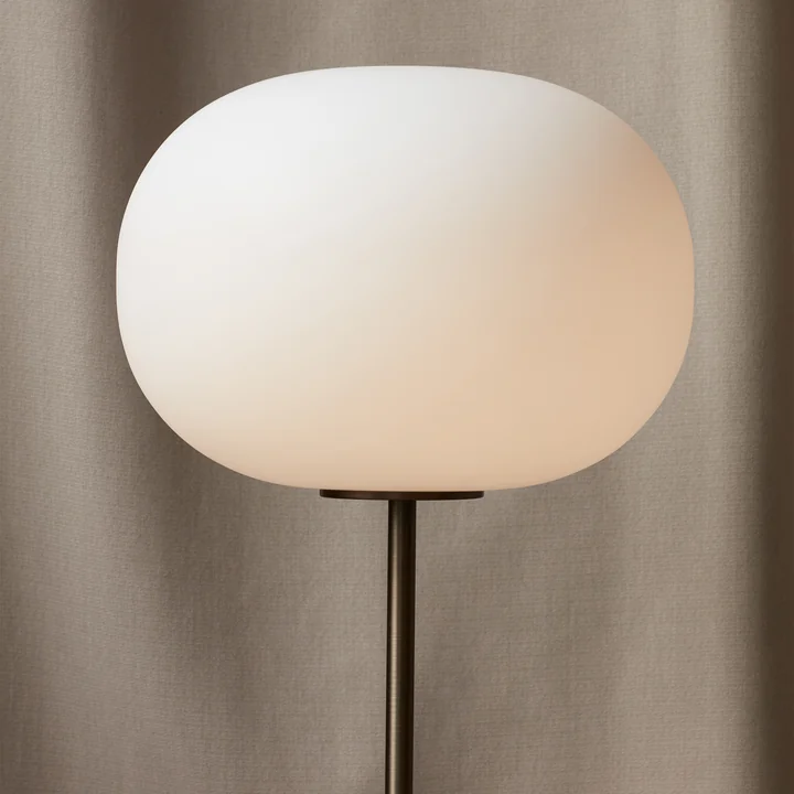 JWDA floor lamp, white marble / brushed brass from Audo in detail