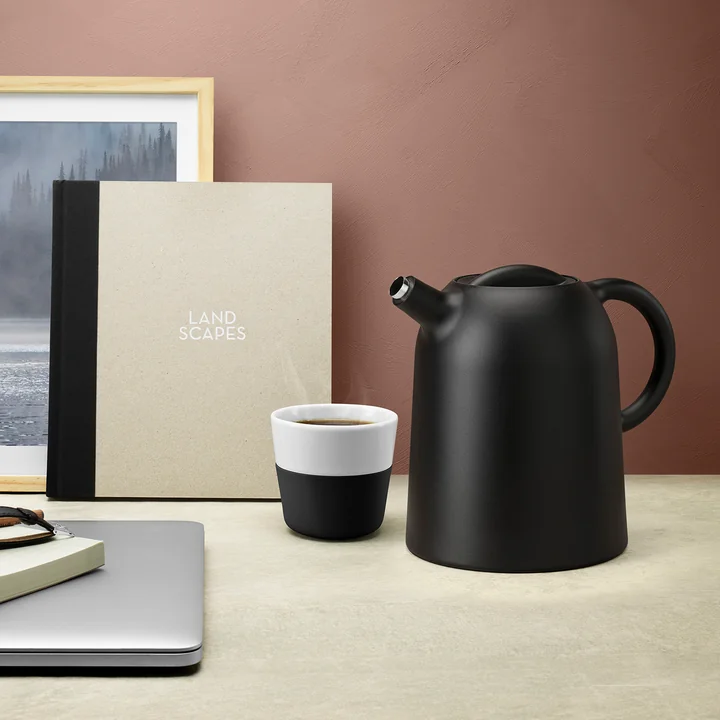 Thimble Vacuum jug 1 l from Eva Solo in black matt