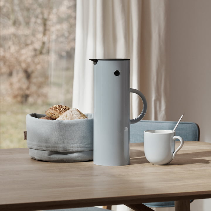 EM 77 vacuum jug and bread bag from Stelton in cloud