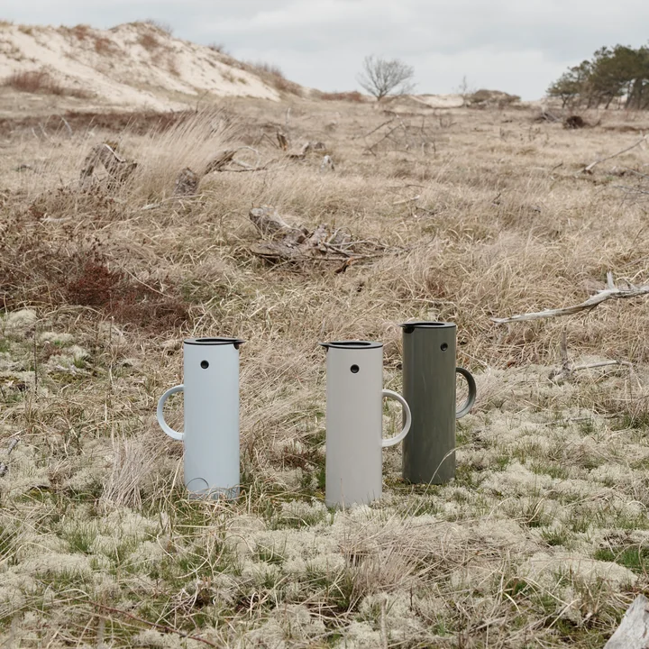 EM 77 vacuum jug from Stelton in the seasonal colors dark forest, light grey and cloud