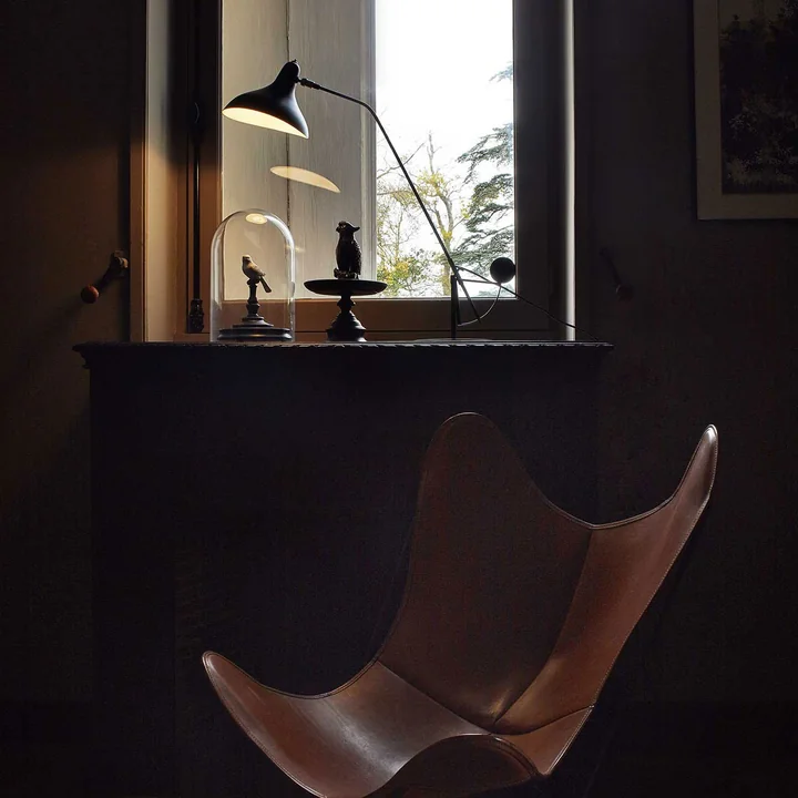 Mantis BS3 table lamp, black from DCW on the windowsill