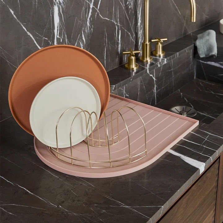 Draining mat in pink with brass draining rack from OYOY