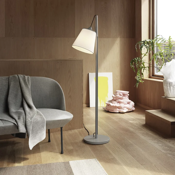 Pull floor lamp from Muuto in grey / white