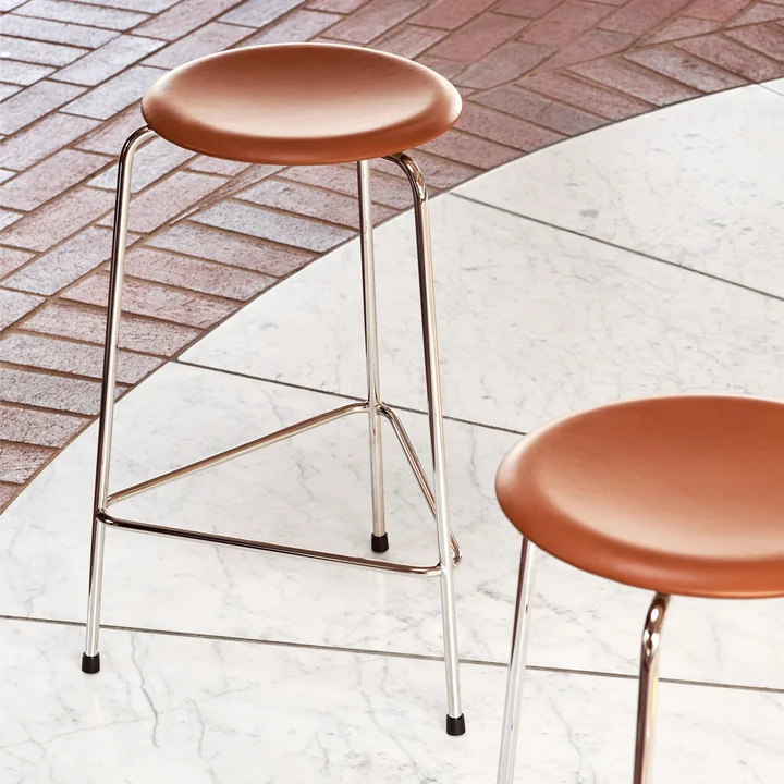 Dot Bar stool H 65 cm from Fritz Hansen in walnut leather / chrome base