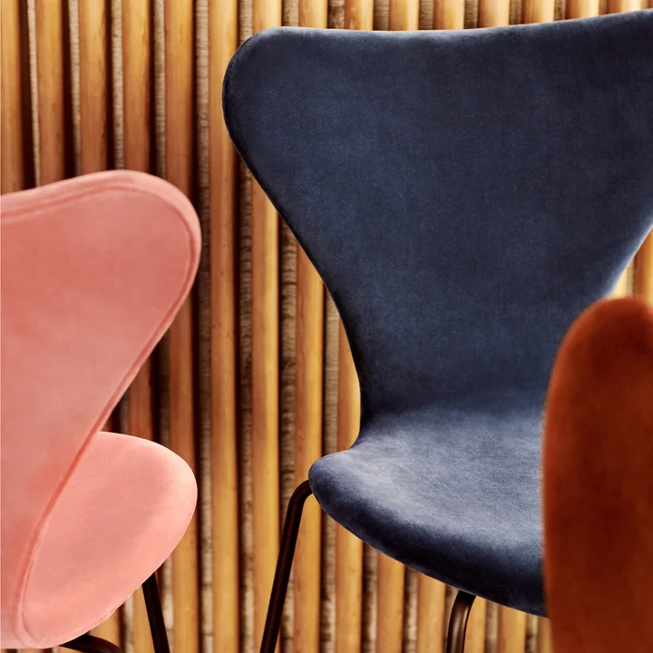 Series 7 Velvet Edition chair from Fritz Hansen