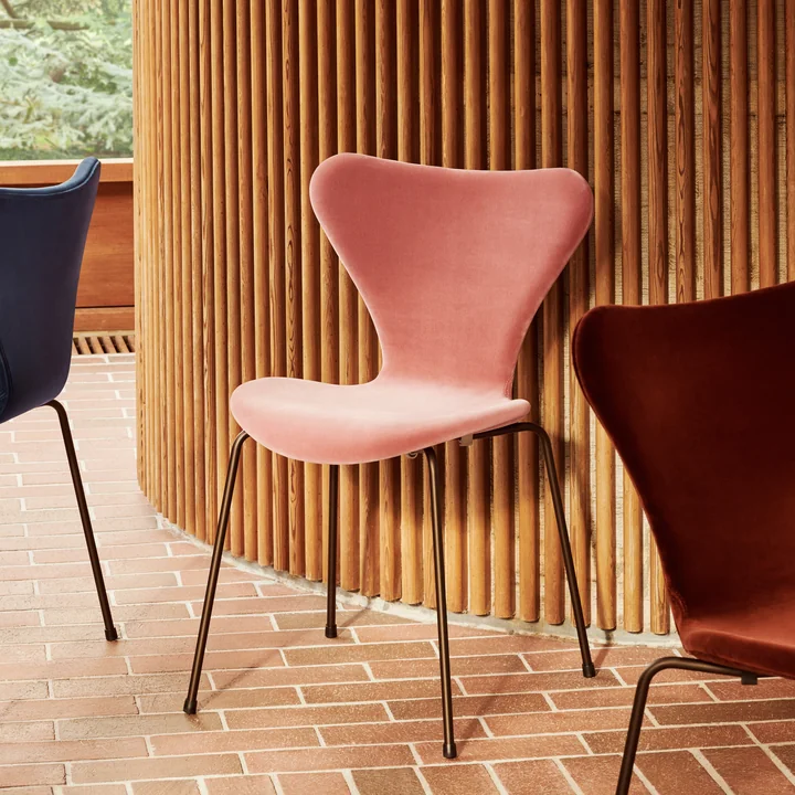 Series 7 Velvet Edition chair from Fritz Hansen