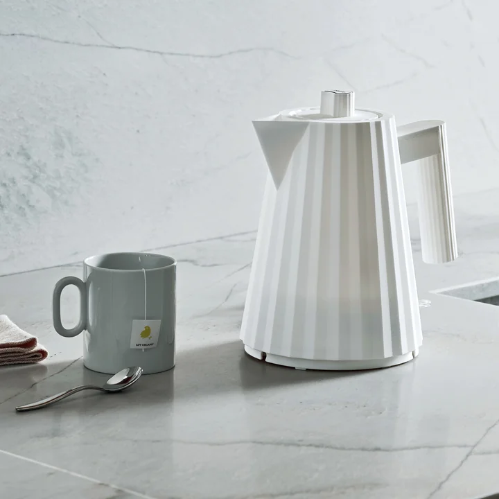 Plissé kettle 1 l from Alessi in white