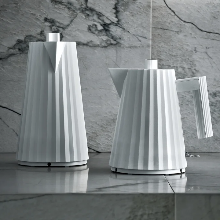 Plissé kettle from Alessi in white
