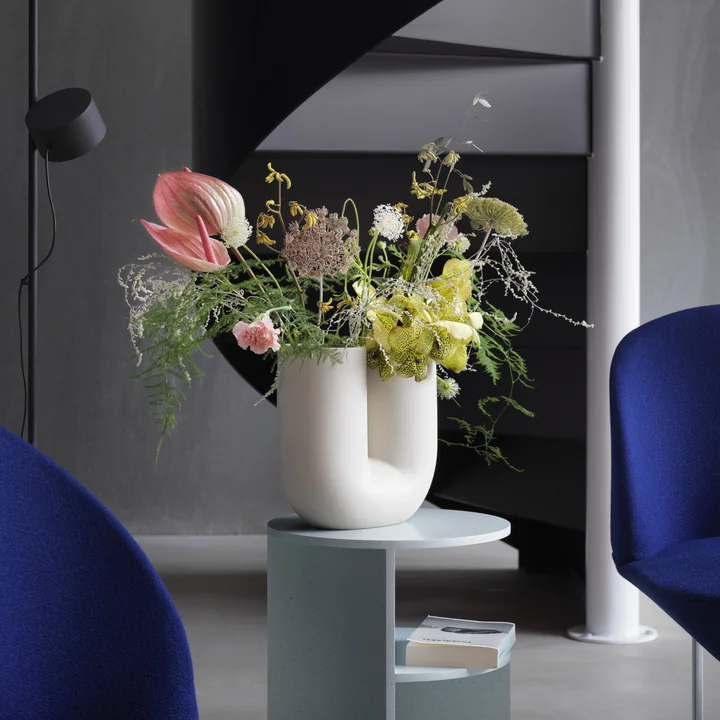 Kink Vase from Muuto in sand with flowers
