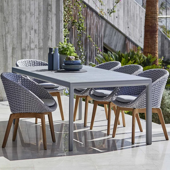 Peacock armchair, teak / light gray of Cane-line