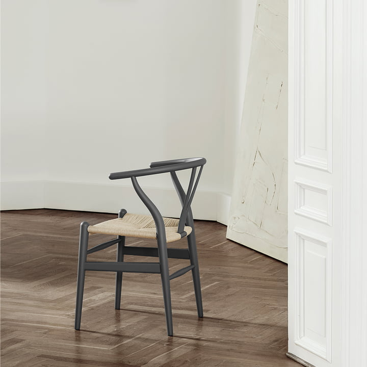 CH24 Wishbone Chair from Carl Hansen in soft grey / natural wickerwork