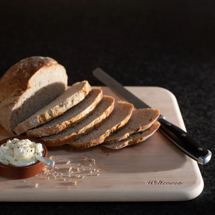 Cutting board measuring 40 x 33 cm made of Weltevree alder wood