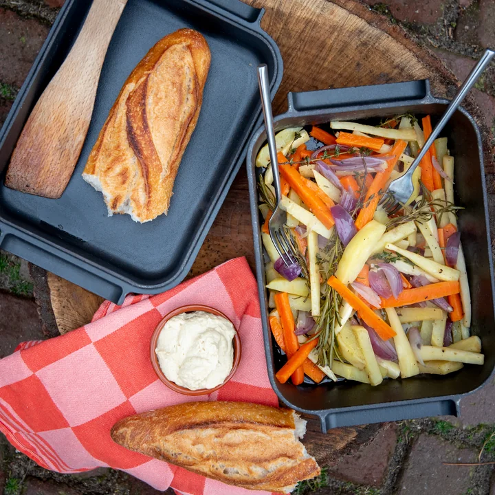 Cast iron oven pot from Weltevree