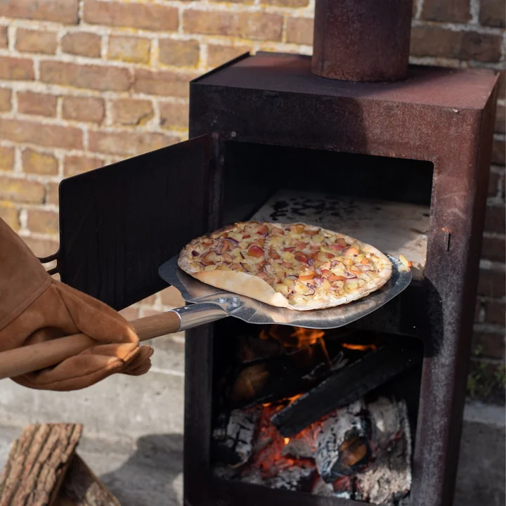 Pizza shovel from Weltevree in aluminium / pine
