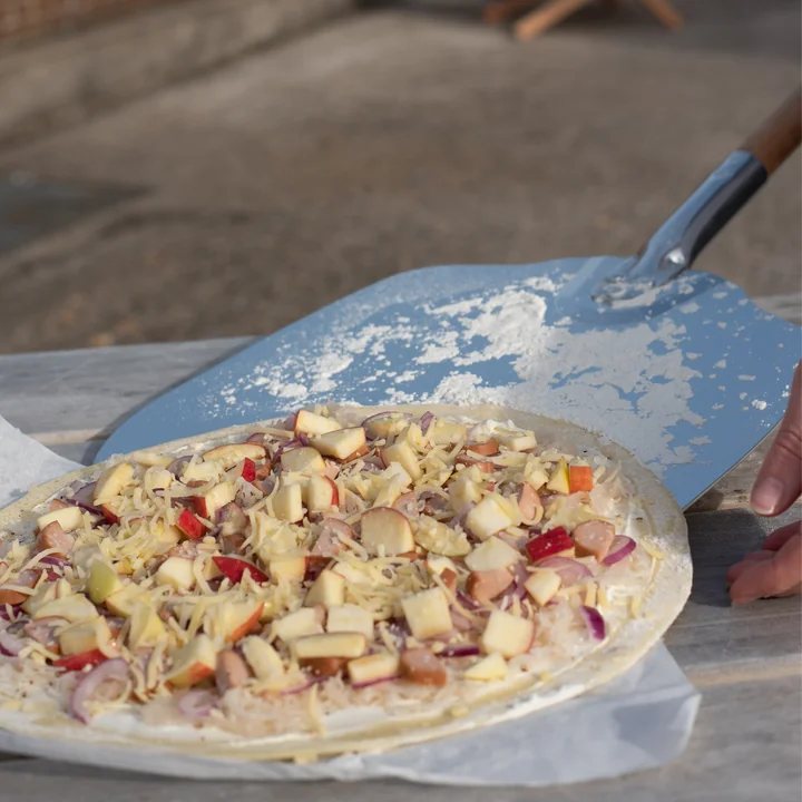 Pizza shovel from Weltevree in aluminium / pine