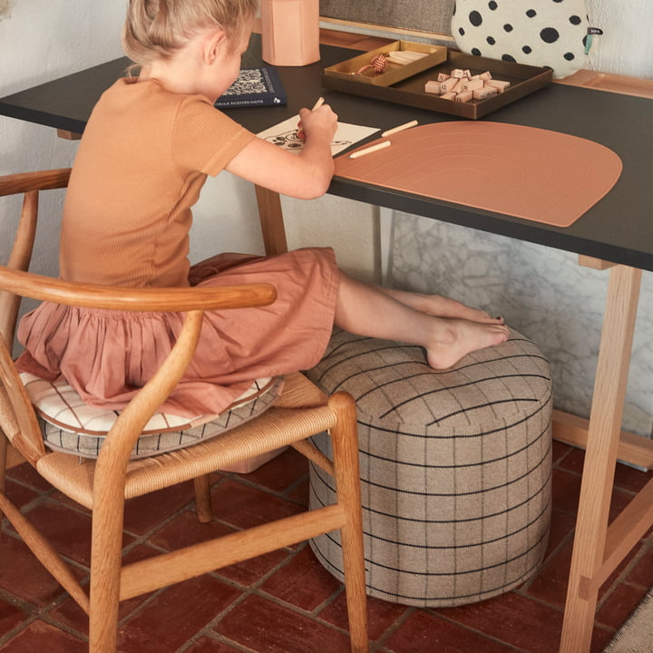 Grid Pouf Ø 40 cm, brown - Rainbow placemat 34 x 41 cm, caramel by OYOY