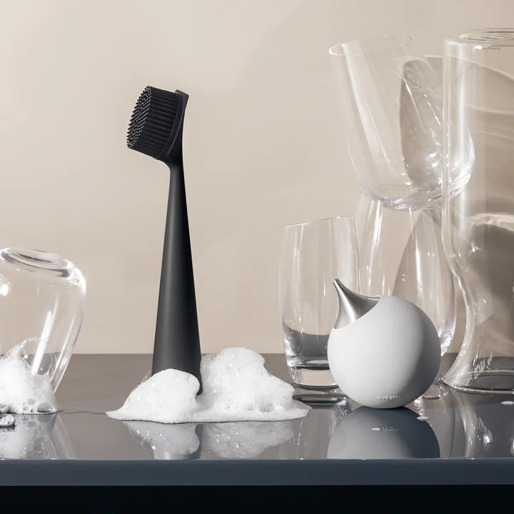 Washing-up brush and soap dispenser from Eva Solo