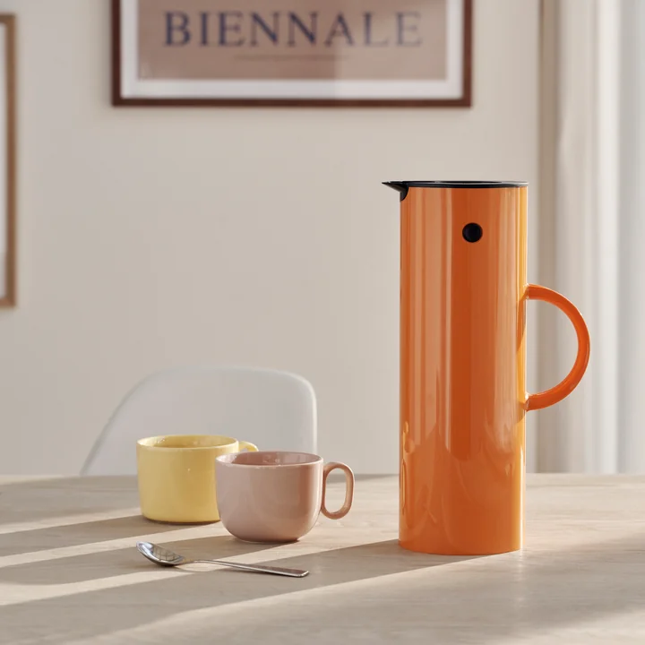 EM 77 vacuum jug from Stelton in safran with the Mix'n'Match cups