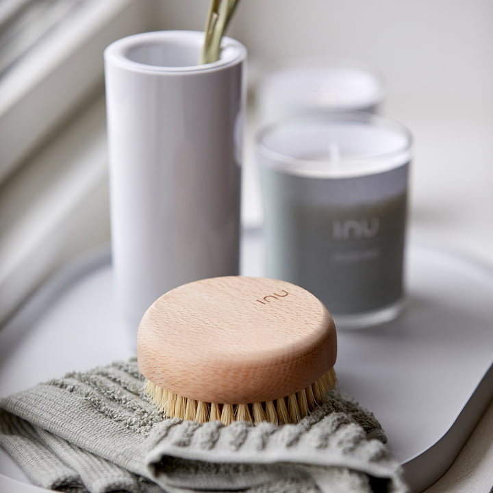 Inu Bath brush and Suii toothbrush mug from Zone Denmark