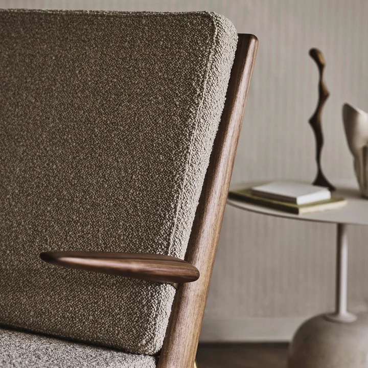 Boomerang HM2 Loungechair from & Tradition in walnut oiled / beige (Karakorum 003)