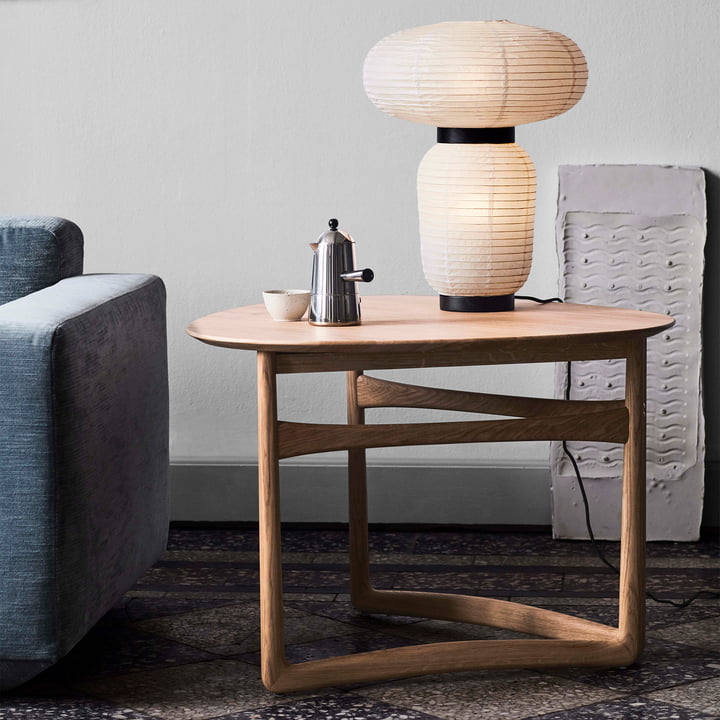 Drop Leaf HM5 coffee table and Formakami JH18 table lamp by & tradition